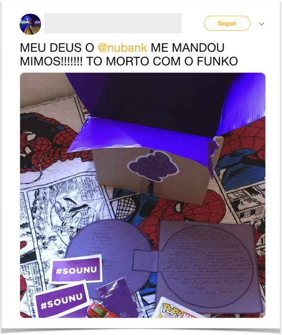 Print do post que o cliente fez no twitter com o presente que enviamos: um boneco de super-herói miniatura, com a caixa de papelão aberta, a cartinha escrita à mão e adesivos do Nubank.