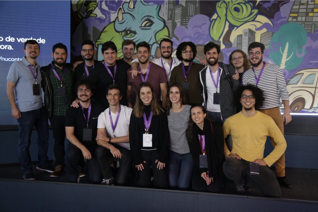 Time NuConta: grupo de pessoas de pé e ajoelhadas posando para a foto no dia do anúncio da NuConta