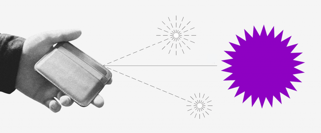 Taxa de juros empréstimo: colagem de uma mão segurando uma carteira e algumas faíscas saindo da mesma, uma delas roxa.