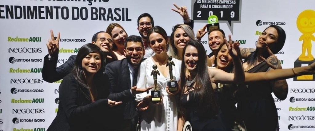 Nubankers com os troféus em mãos