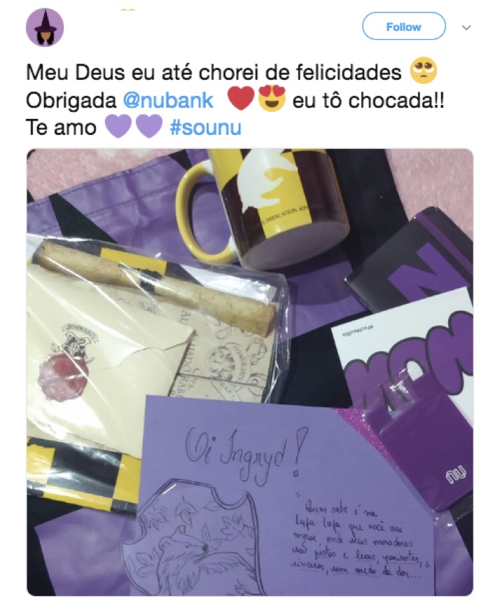 Tuíte de cliente agradecendo os presentes enviados pelo Nubank. Na foto, o kit com caneca do Harry Potter e a cartinha do atendente.