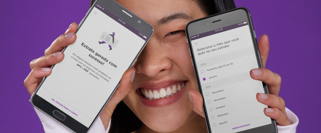 Extrato OFX Conta PJ Nubank: fotografia de estúdio, no fundo roxo, de uma mulher oriental segurando dois celulares nas mãos. Nas telas, imagens da Conta PJ do Nubank.