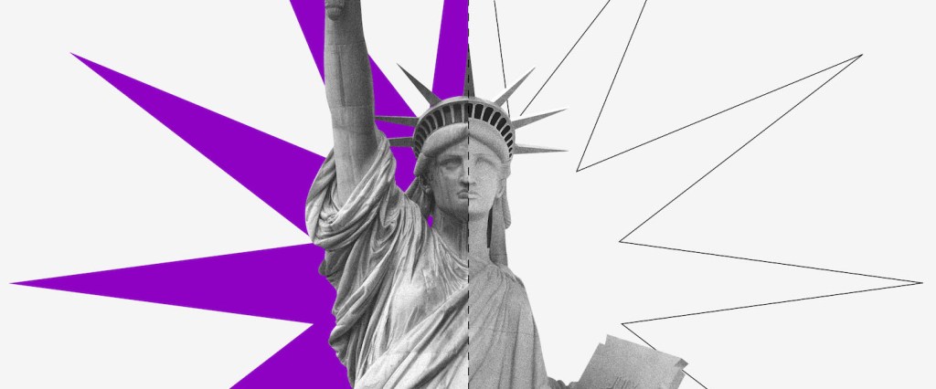 Investir em dólar: imagem da estátua da liberdade com um fundo branco e roxo atrás