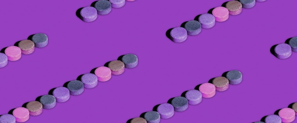 O que é INSS: Várias bolinhas em tons de rosa e roxo enfileiradas em um fundo roxo