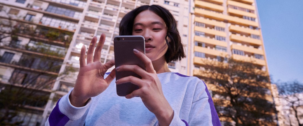 mulher segurando um celular