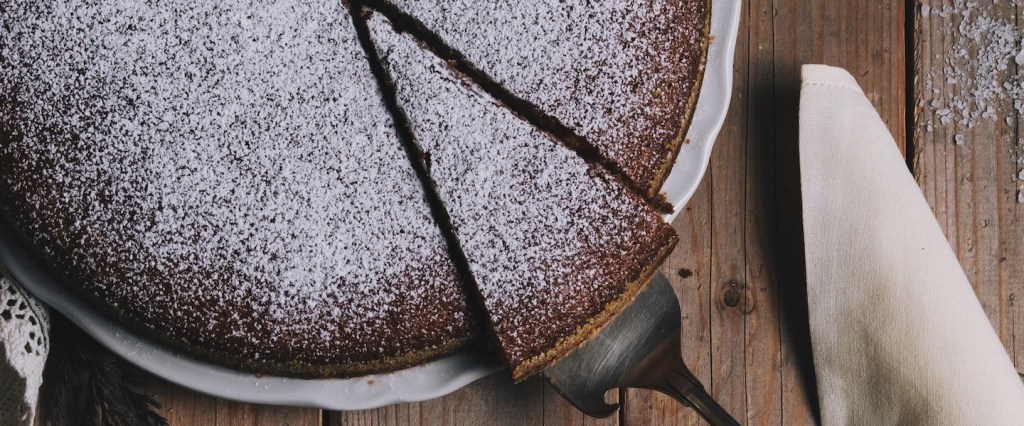 Tabela INSS 2021: fotografia de uma espátula tirando uma fatia de uma torta