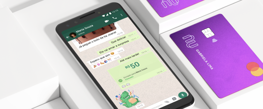 Pagamentos no WhatsApp: ilustração digital de um celular com o WhatsApp aberto e uma mensagem de dinheiro enviado. Ao lado, dois cartões do Nubank sobre uma superfície branca