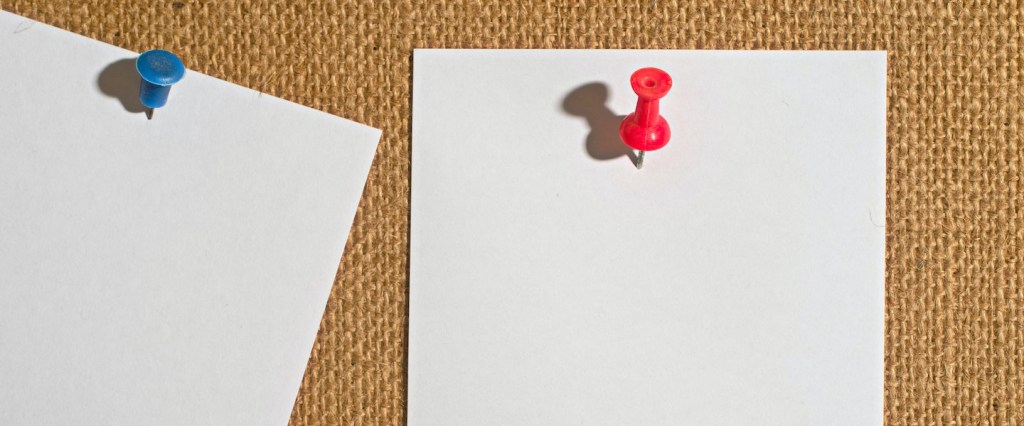 Auxílio emergencial em maio: fotografia de dois quadrados de papel branco pinados em um fundo de palha (Crédito da imagem: Immo Wegmann)