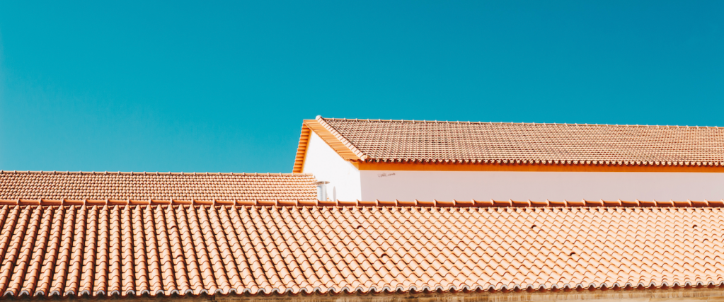 Como sacar o FGTS: fotografia do telhado de uma casa com céu azul ao fundo. Créditos João Jesus