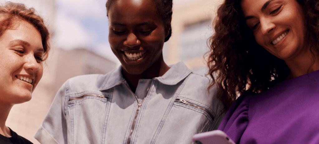 Nubank é a marca mais presente na vida dos brasileiros. Três mulheres sorrindo. Créditos: Nubank_HickDuarte