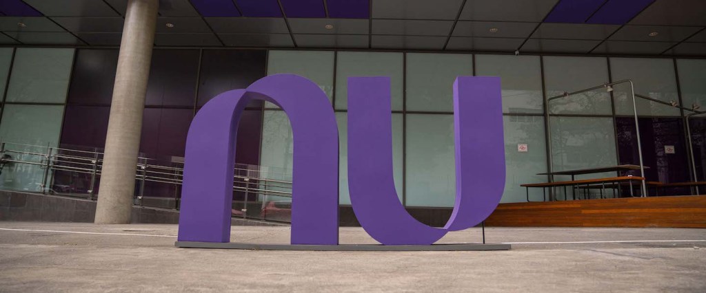 Logo do Nubank em frente à sede da empresa