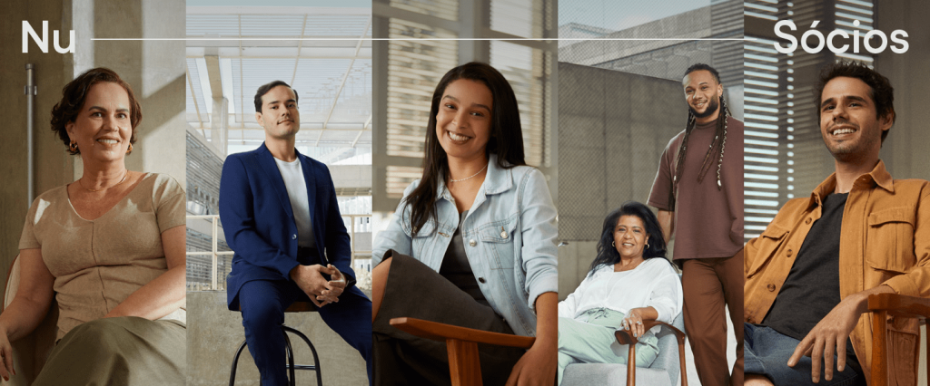 NuSócios: montagem com seis pessoas, uma ao lado da outra. Elas todas foram fotografadas sorrindo para a câmera, sentadas. As palavras Nu e Sócios aparecem em letras brancas sobre a montagem