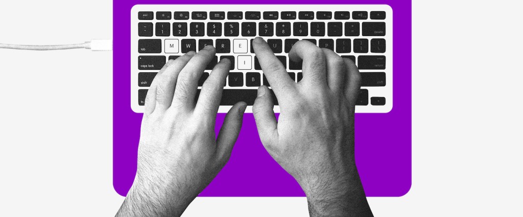 Regularização de dívidas: ilustração de um homem digitando em um notebook com fundo roxo