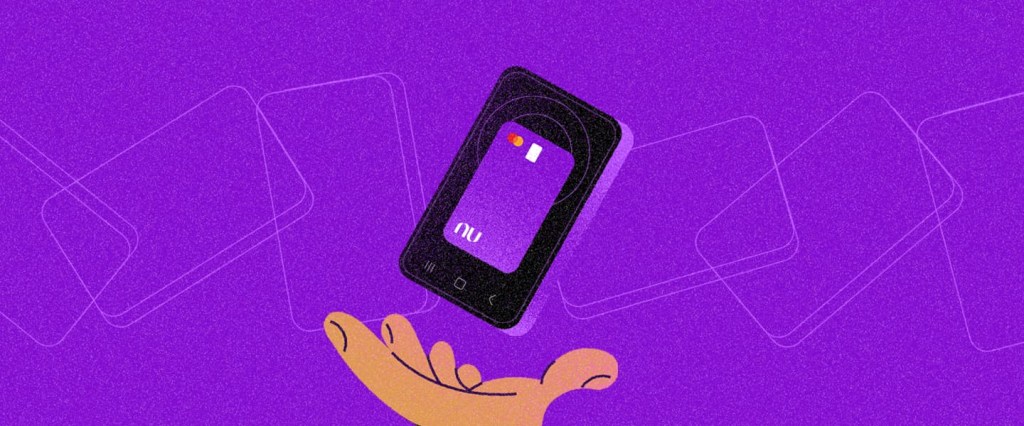 ilustração com uma mão e um celular preto com o cartão Nubank na tela. O fundo é roxo.