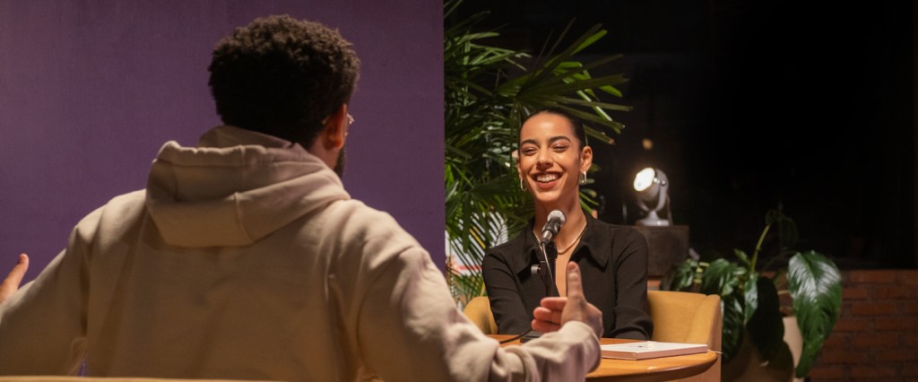 Emicida e Marina Sena de frente um para o outro na mesa do podcast Chamaê. Foto: Ênio César