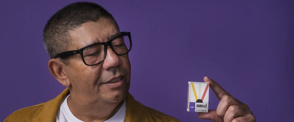 sergio vaz segura uma caixinha de fósforo em que está escrito Chamaê e com um fundo roxo. Foto: Enio Cesar